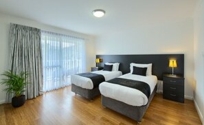 Luxury Apartment, Non Smoking, Kitchen (Luxury House - 3 x 2) | Premium bedding, in-room safe, iron/ironing board, free WiFi - Pelicans Albany (Middleton Beach)