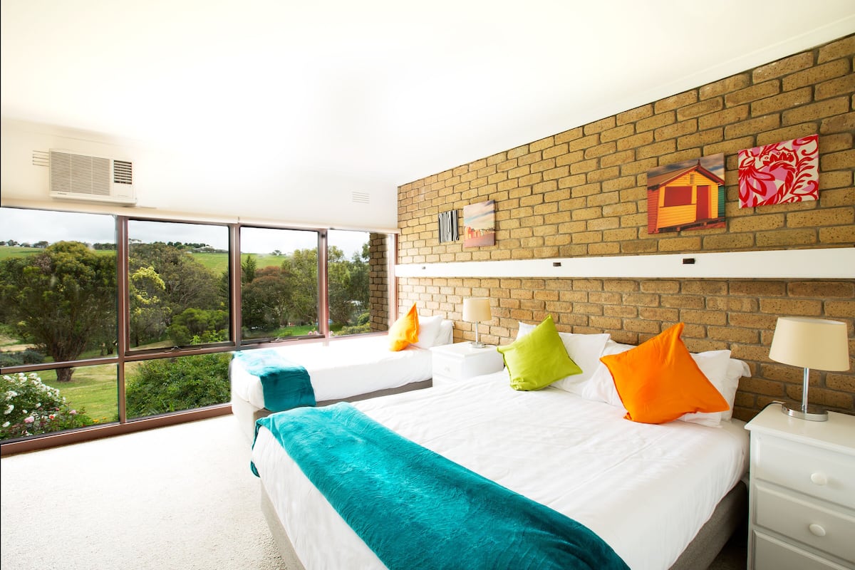 Standard Room, Non Smoking, Kitchenette (Twin Room) | Desk, blackout drapes, iron/ironing board, free WiFi