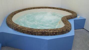 Indoor spa tub