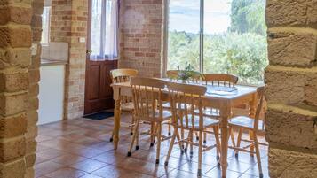 Suite estándar, 2 habitaciones, para no fumadores, cocina (Villa 2) | Área de sala de estar | Televisión de pantalla plana de 45 pulgadas con canales digitales