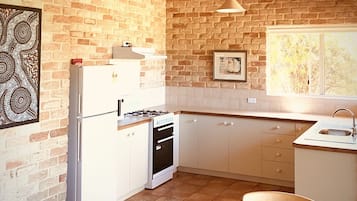 Kühlschrank, Mikrowelle, Wasserkocher mit Kaffee-/Teezubehör