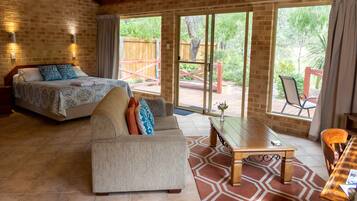 Standard Studio, Non Smoking, Kitchen (Spa Studio 2) | Blackout drapes, iron/ironing board, bed sheets