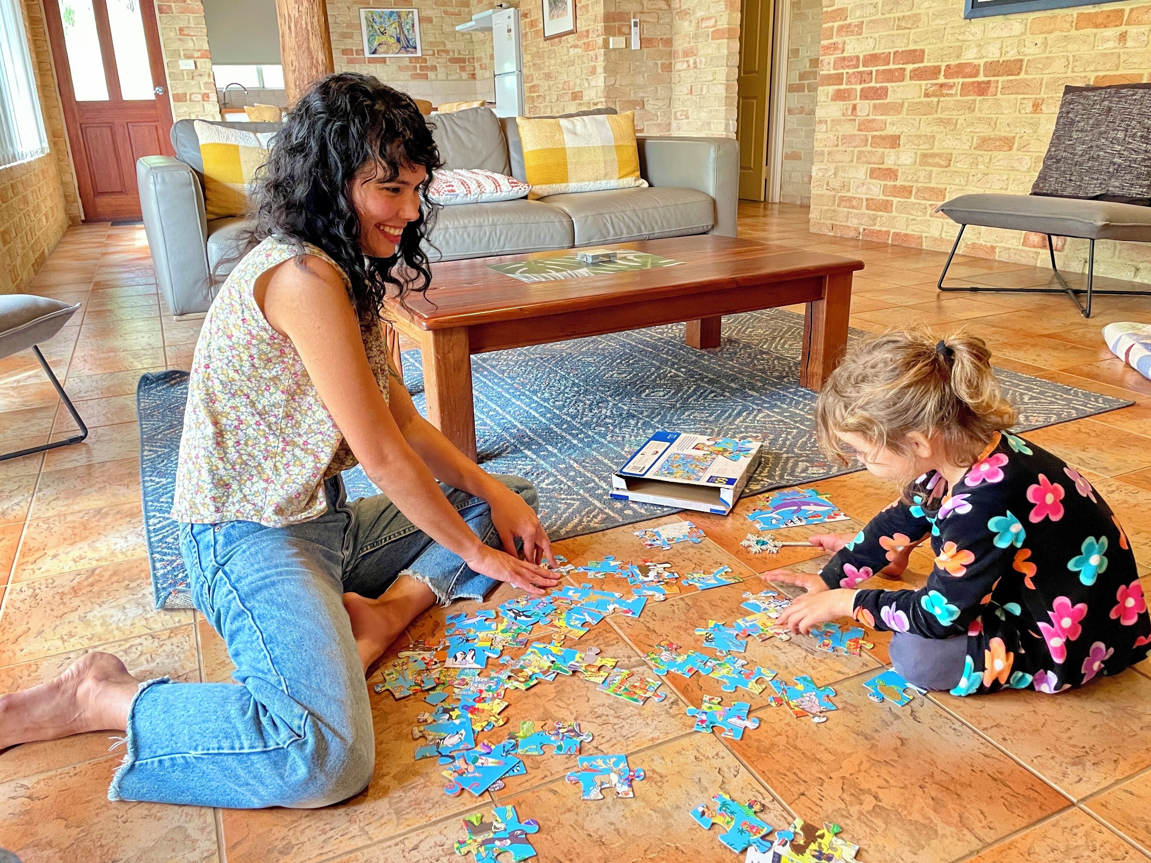 Suite estándar, 2 habitaciones, para no fumadores, cocina (Villa 1) |  Área de sala de estar | Televisión de pantalla plana de 45 pulgadas con canales digitales 