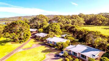 Standard Suite, 2 Bedrooms, Non Smoking, Kitchen (Villa 2) | Property grounds