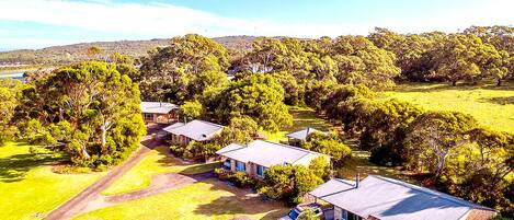 Standard Suite, 2 Bedrooms, Non Smoking, Kitchen (Villa 2) | Property grounds