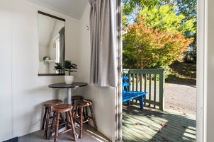 标准小屋 (queen & bunk) | 客房内用餐