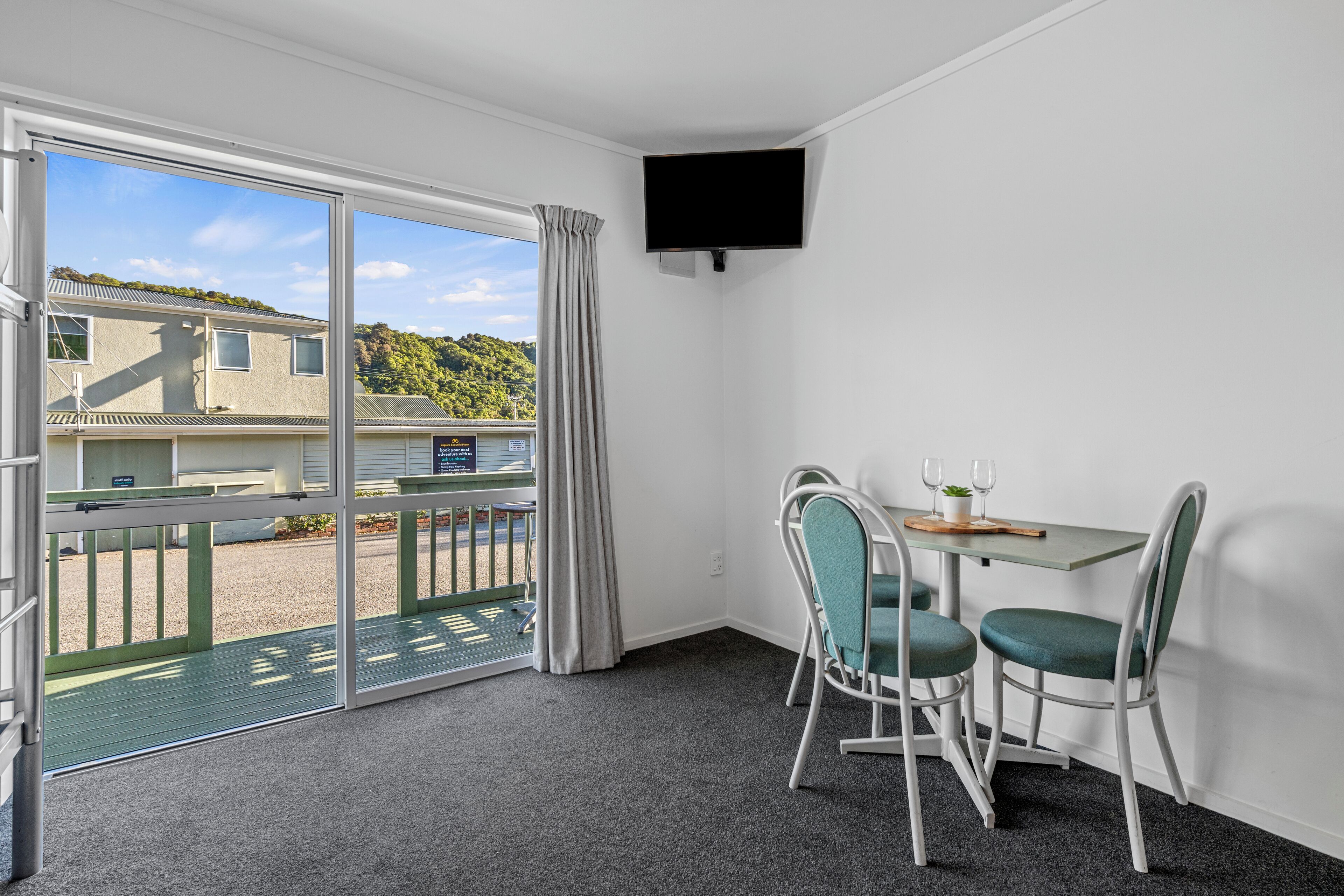 تناول الطعام داخل الغرفة