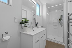 Motel (2BR) | Bathroom - Tasman Holiday Parks - Picton (Picton)