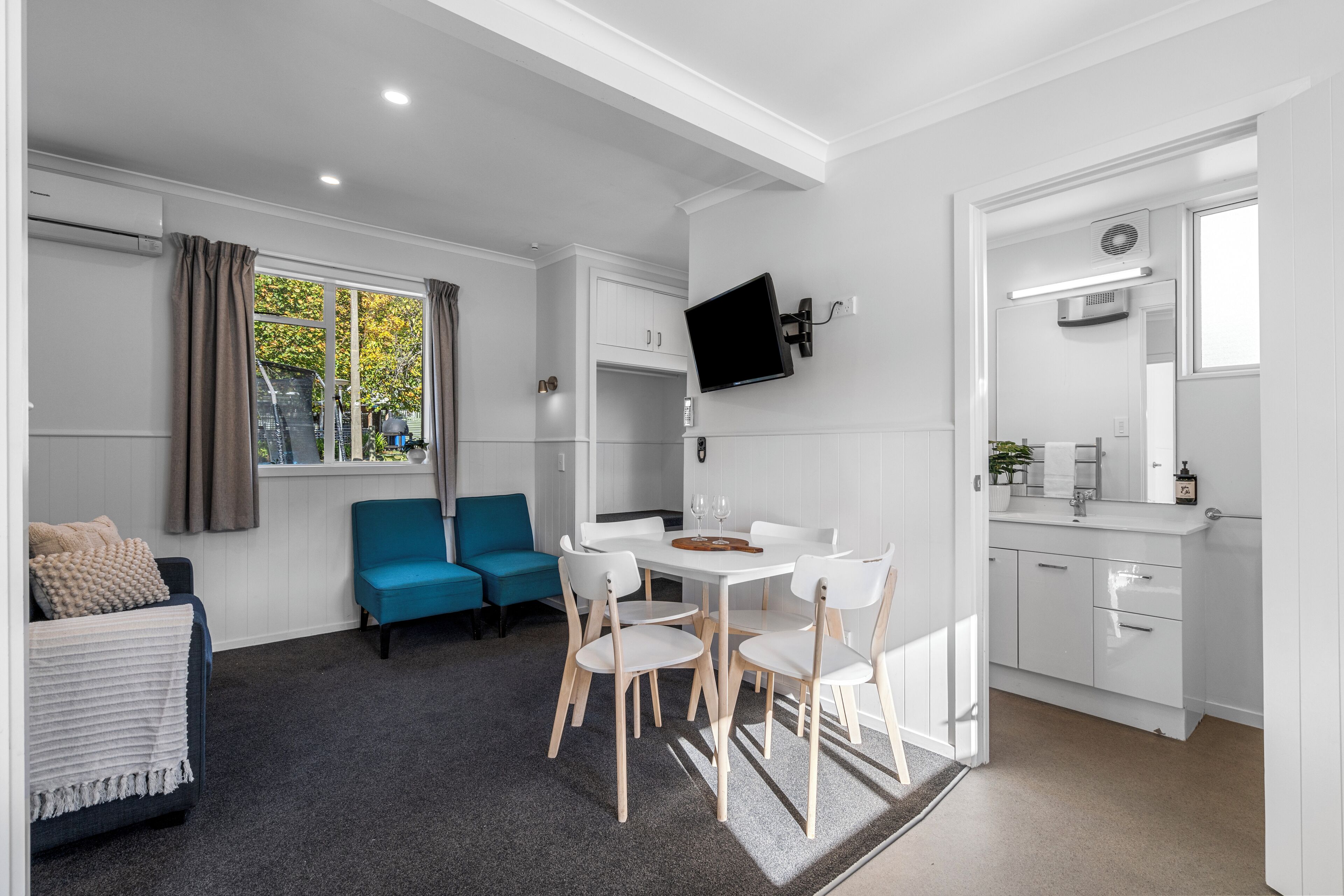 Motel (1BR) | In-room dining