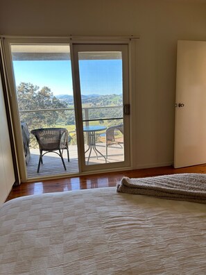 Tabla de planchar con plancha y ropa de cama