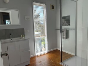 Standard Cottage, 2 Bedrooms, Non Smoking, Lake View (Redgum Cottage) | Bathroom - Burnt Creek Cottages Mansfield (Mansfield)
