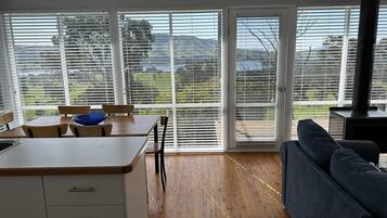 Family Cottage, 2 Bedrooms, Non Smoking, Lake View (Wattle Spa Cottage) | Lake view