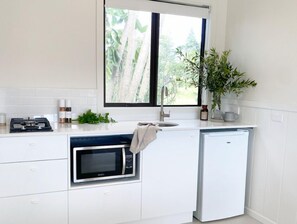 スタンダード スタジオ クイーンベッド 1 台 キッチン マウンテンビュー (MtView Studio) | 専用キッチン | 冷蔵庫、電子レンジ、オーブン、コンロ