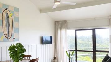 Appartement Standard, 1 chambre, non-fumeur, cuisine (1 Bdr OceanView Apt) | Aire de séjour | Téléviseur à écran plat de 27 po avec télévision numérique, téléviseur