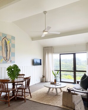 Appartamento Standard, 1 camera da letto, non fumatori, cucina (1 Bdr OceanView Apt) | Area soggiorno | TV a schermo piatto 27 pollici con canali digitali, TV