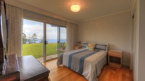 Rumah Mewah | Tempat tidur Select Comfort, meja kerja, dan ruang kerja ramah laptop