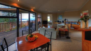 Casa panorámica, 1 habitación, para no fumadores, cocina (Villa) | Área de sala de estar | Televisión de 60 cm con canales digitales y Netflix
