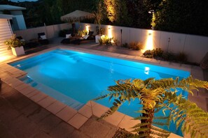 Outdoor pool, pool loungers - The Bay Lodge (Pohara)