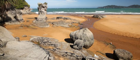 Una spiaggia nelle vicinanze