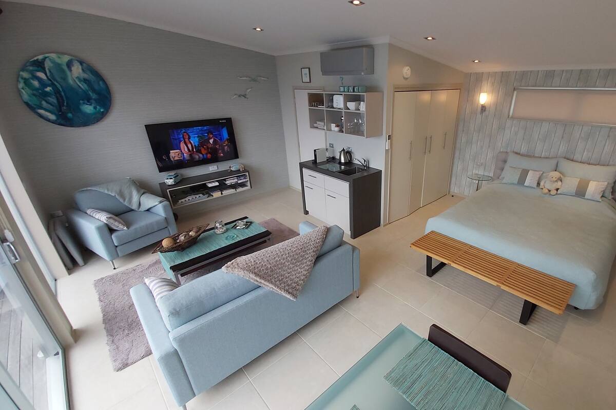Premium bedding, iron/ironing board (on request), free WiFi, bed sheets