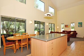 Refrigerador con congelador, microondas, horno y parrilla de estufa