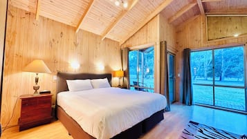 Superior Cabin | Laptop workspace, soundproofing, free WiFi, bed sheets