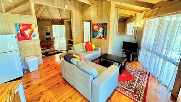 Standard Plus Chalet (1 Bedroom) | Laptop workspace, soundproofing, free WiFi, bed sheets