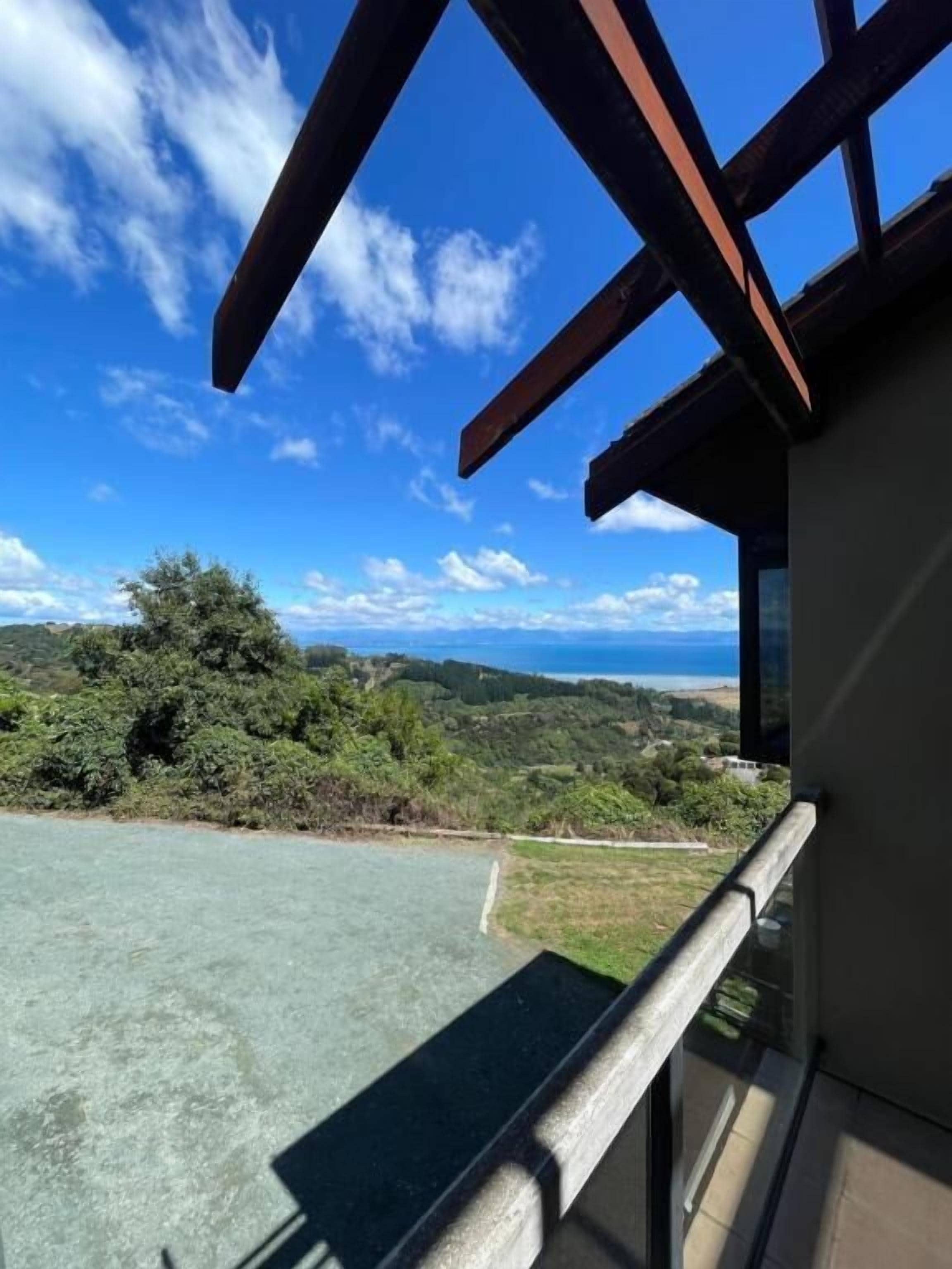 Un balcón con vistas despejadas del paisaje, incluyendo árboles y un horizonte lejano.
