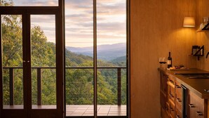 Una cocina con vistas a un paisaje montañoso a través de amplios ventanales.