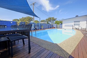 Outdoor pool, pool loungers - Bali Hi Motel (Tuncurry)