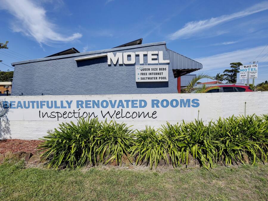 A motel sign with amenities like queen size beds, free internet, and a saltwater pool.