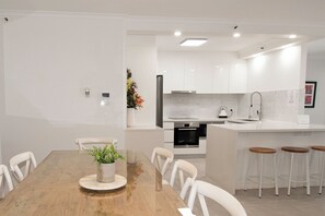 디럭스 아파트, 침실 3개, 금연, 주방 (Deluxe 3 Bedroom 3NTS MIN) | 다이닝룸