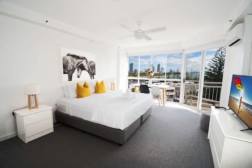 Departamento Deluxe, 3 habitaciones, para no fumadores, cocina (Deluxe 3 Bedroom 3NTS MIN) | 1 habitación, tabla de planchar con plancha, wifi gratis y ropa de cama