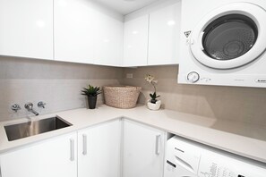 디럭스 아파트, 침실 3개, 금연, 주방 (Deluxe 3 Bedroom 3NTS MIN) | 세탁 시설/서비스