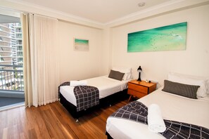 Apartament Deluxe, 3 dormitoris, no fumadors, cuina (Deluxe 3 Bedroom 3NTS MIN) | 1 dormitori, planxa i posts de planxar, wifi gratuïta i roba de llit 