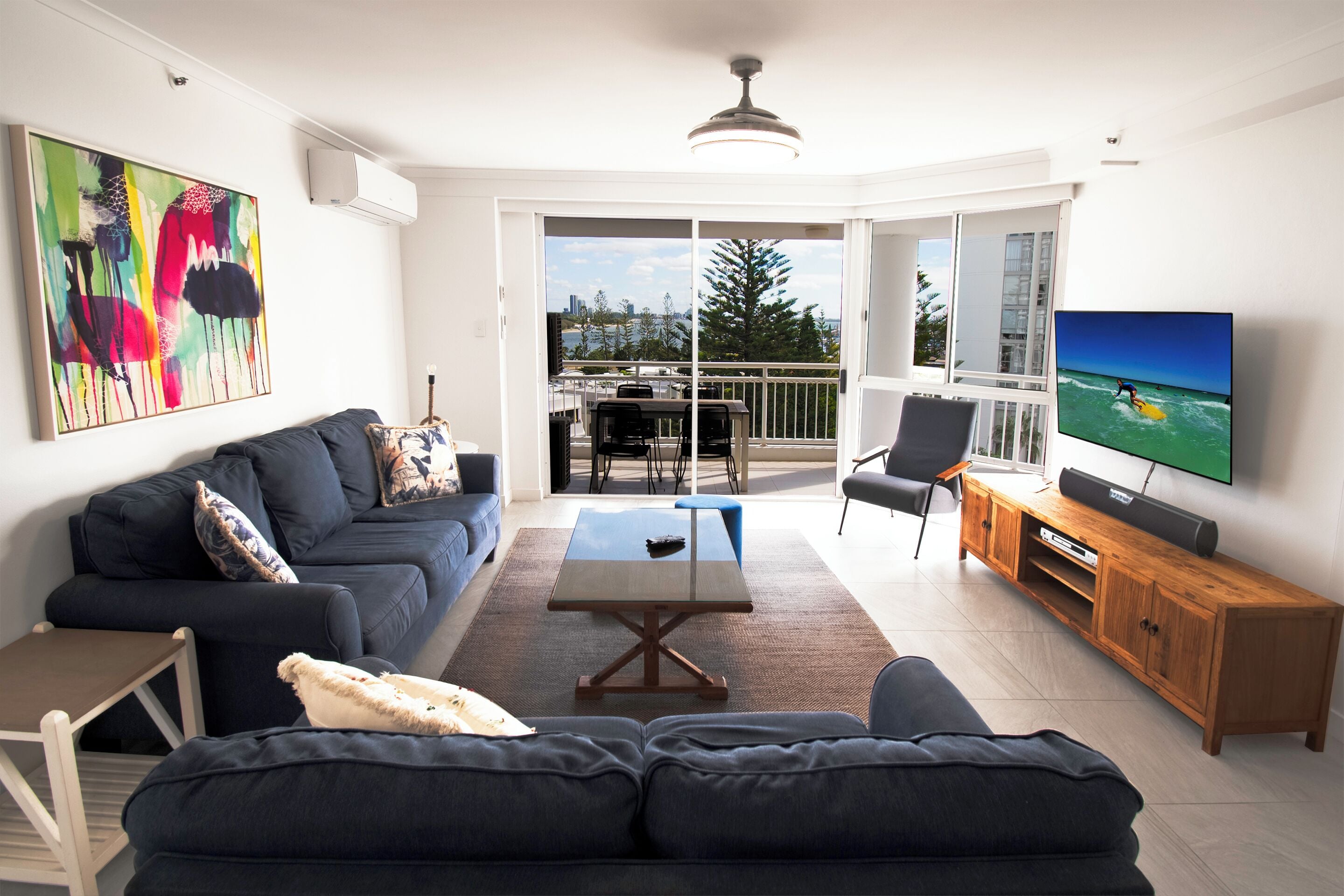 ดีลักซ์อพาร์ทเมนท์, 3 ห้องนอน, ปลอดบุหรี่, ห้องครัว (Deluxe 3 Bedroom 3NTS MIN) | บริเวณนั่งเล่น | ทีวีจอแบน 55 นิ้ว พร้อมช่องเคเบิล, ทีวี, เครื่องเล่นดีวีดี