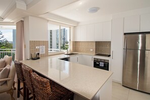 Refrigerador con freezer, microondas, horno, placa de cocina