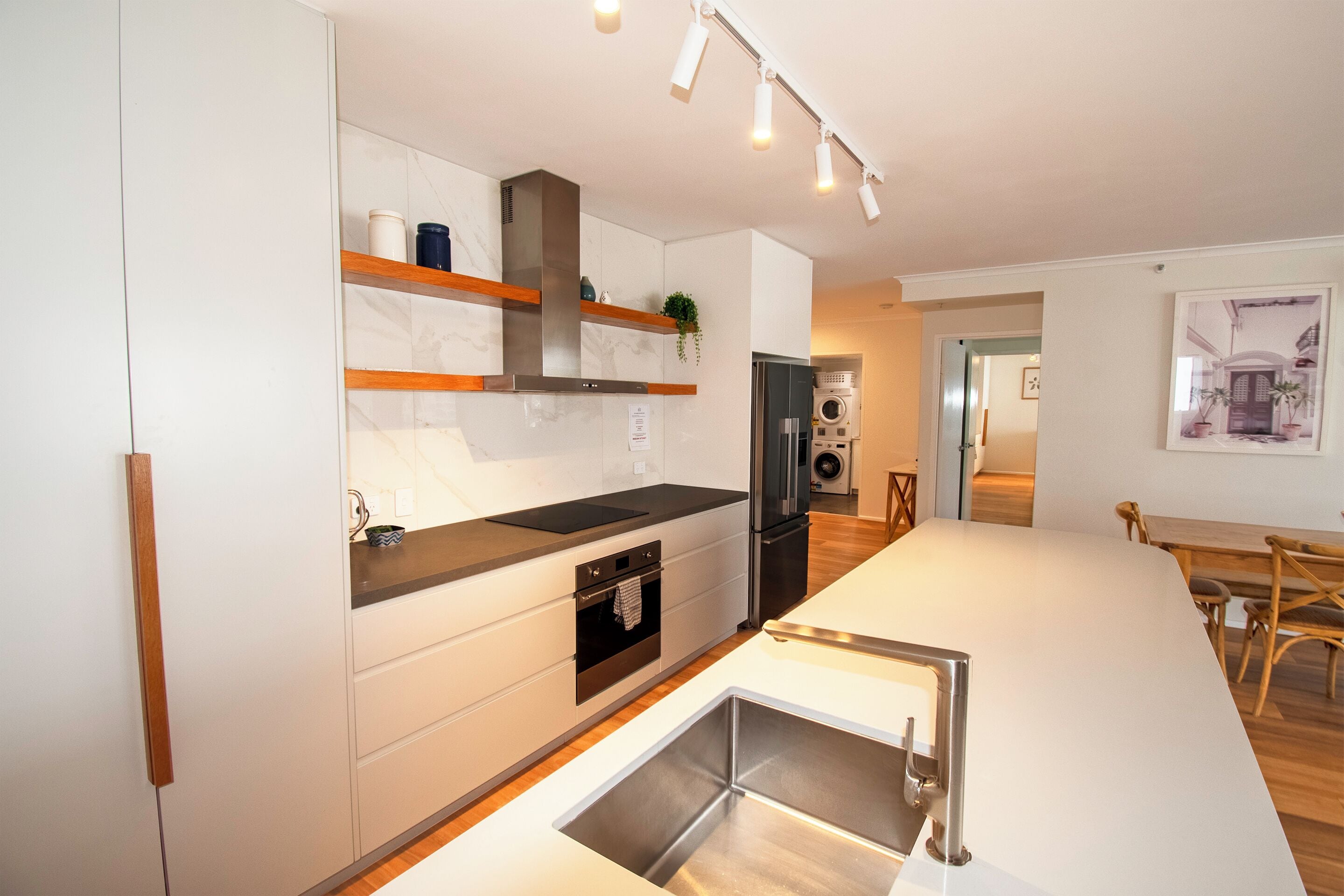 ดีลักซ์อพาร์ทเมนท์, 3 ห้องนอน, ปลอดบุหรี่, ห้องครัว (Deluxe 3 Bedroom 3NTS MIN) | ครัวส่วนตัว | ตู้เย็นขนาดใหญ่, ไมโครเวฟ, เตาอบ, เตาประกอบอาหาร