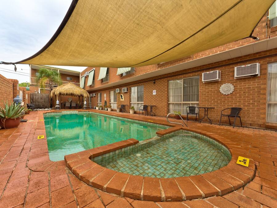 Piscine extérieure, chaises longues