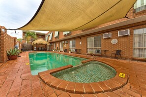 Outdoor pool, sun loungers - Central Yarrawonga Motor Inn (Yarrawonga)