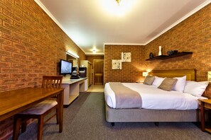 Deluxe Room, Non Smoking (Deluxe King Room) | Desk, soundproofing, iron/ironing board, free WiFi - Central Yarrawonga Motor Inn (Yarrawonga)