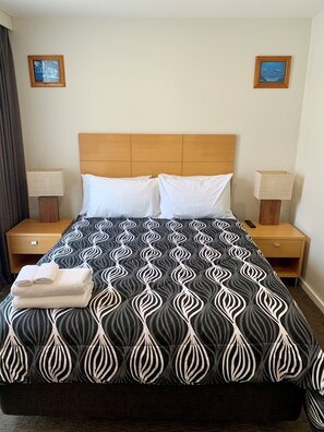 Tabla de planchar con plancha, wifi gratis y ropa de cama 