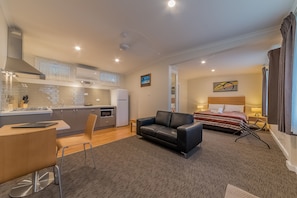 미니 냉장고, 전자레인지, 전기 주전자, 토스터