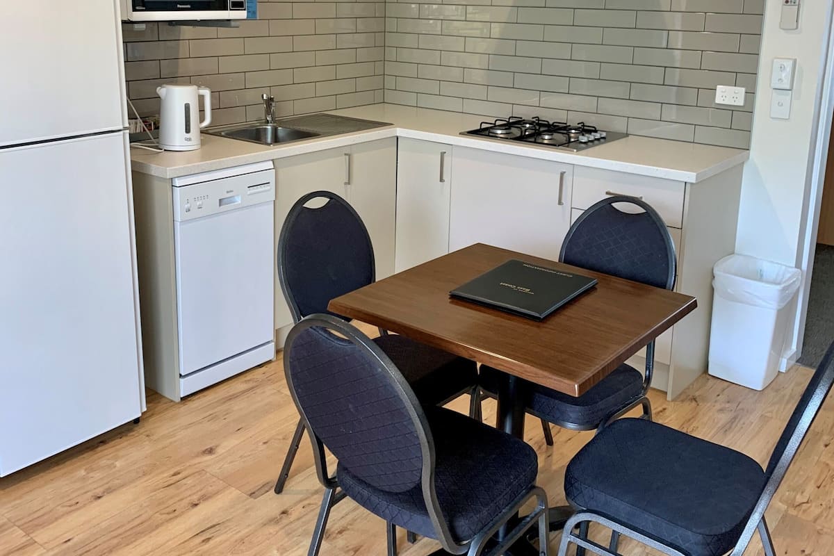 One Bedroom Family Suite with Stovetop (Self Contained) | In-room dining