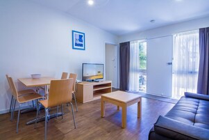 Standard-íbúð - 2 svefnherbergi - reyklaust - eldhús (2 Bedroom Self-Contained Unit) | Straujárn/strauborð, ókeypis þráðlaus nettenging, rúmföt