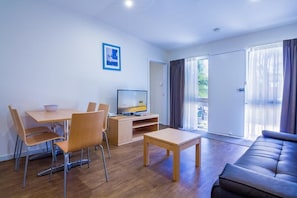 Appartement Standard, 2 chambres, non-fumeur, cuisine (2 Bedroom Self-Contained Unit) | 1 chambre, fer et planche Ă repasser, accĂšs au Wi-Fi (inclus)