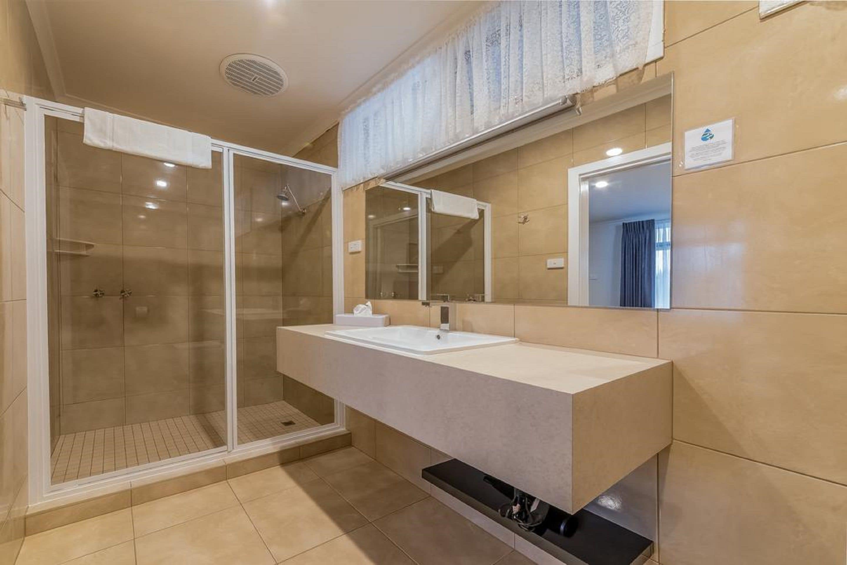 Douche, articles de toilette gratuits, sèche-cheveux