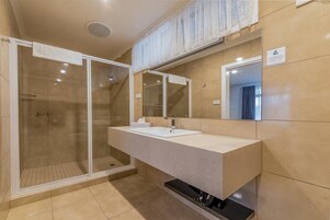 Ducha, artículos de tocador gratuitos, secador de pelo, toallas