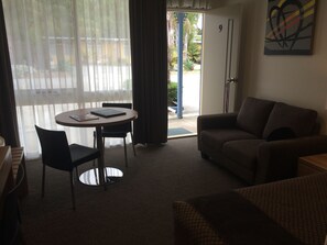 Standaard kamer, 1 twee- of 2 eenpersoonsbedden, niet-roken, magnetron (Motel Room) | Woonruimte | Een 42-cm televisie met digitale zenders en een dvd-speler