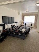 Tabla de planchar con plancha, wifi gratis y ropa de cama